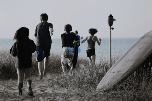 kids-running-to-beach